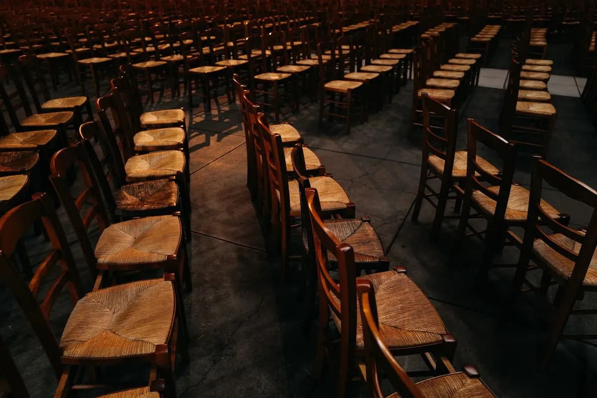 Cadeiras vazias numa sala de assembleia
