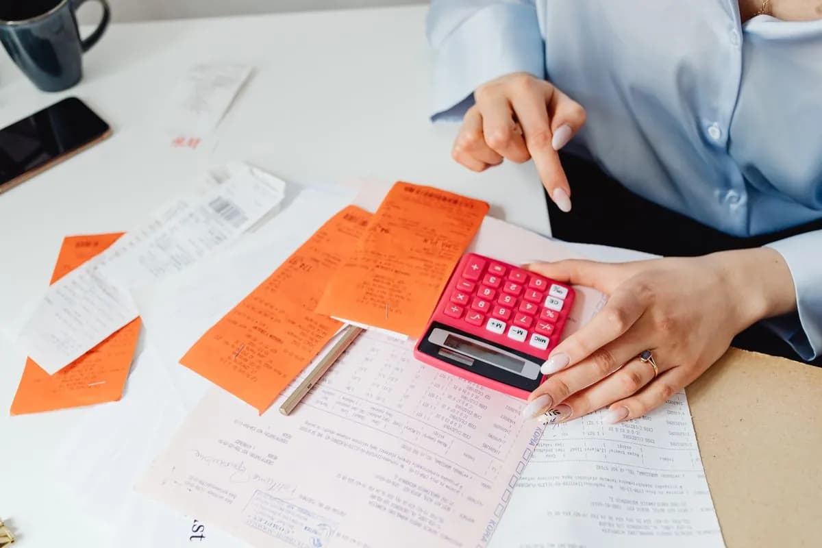 Recibos soltos e uma calculadora numa secretária
